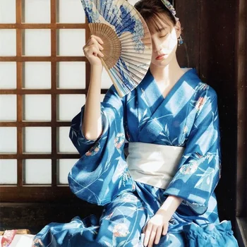 Sieviešu Japāņu Tradicionālās Klasiskās Yukata Ziedu Iespiesti Haori Kimono Ar Baltiem Obi Festivāla Skatuves Puses Fotogrāfija Kleita